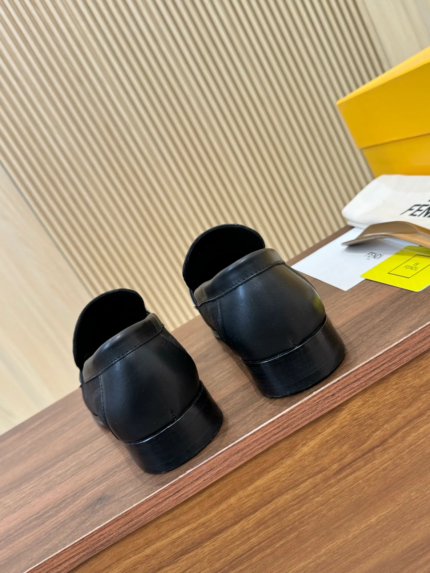 [FENDI] Top P: 980💰 ▪️Size: Men's 39-44. (Customized at 38.45.46) Fendi men's business casual leather shoes Imported brand cloth/calfskin/open edge beads/brand logo printing -Inside: Comfortable cowhide lining -Outsole: Genuine leather outsole with rubber backing embedded in the heel, perfect injection molding -Ultra-high quality control·Fine workmanship: highlighted (high-end·luxury·grade)